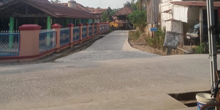 Belum Satu Tahun Proyek Jalan Cor Di Desa Tanjung Bunut Sudah Rawan Hancur