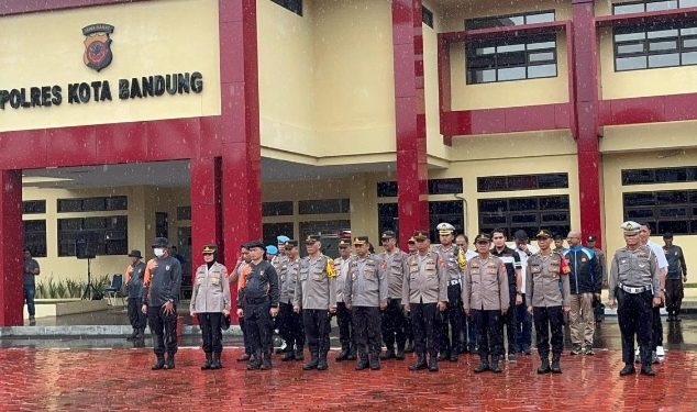 Polresta Bandung Gelar Tradisi Pembaretan Bintara Remaja Baru Lulus Pendidikan